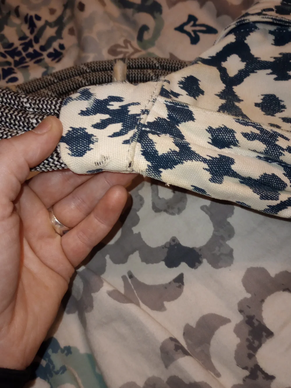 Kavu Men’s White & Navy Patterned Sling Bag